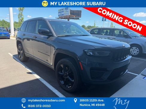 Used 2025 Jeep Grand Cherokee Altitude AWD/4WD image 1