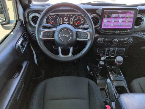 Used 2018 Jeep Wrangler Unlimited Sahara AWD/4WD image 16