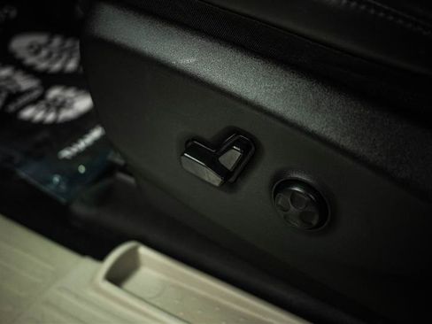 Used 2023 Chrysler Pacifica Touring-L image 15