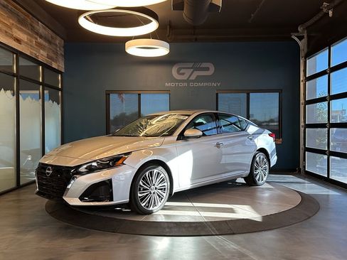 Used 2024 Nissan Altima 2.5 SL AWD/4WD image 7