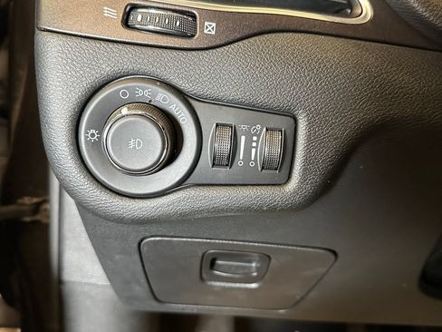Used 2022 Jeep Cherokee Trailhawk AWD/4WD image 19