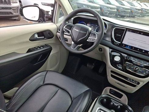 Certified 2024 Chrysler Pacifica Touring-L image 15