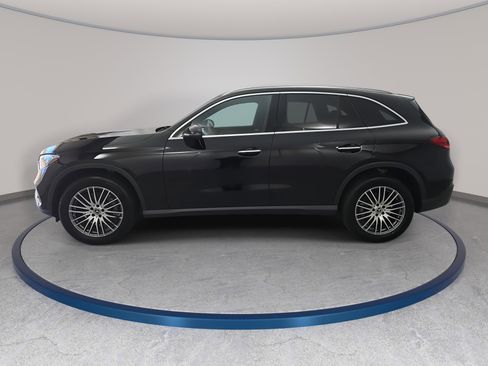 Used 2025 Mercedes-Benz GLC 300 4MATIC image 8