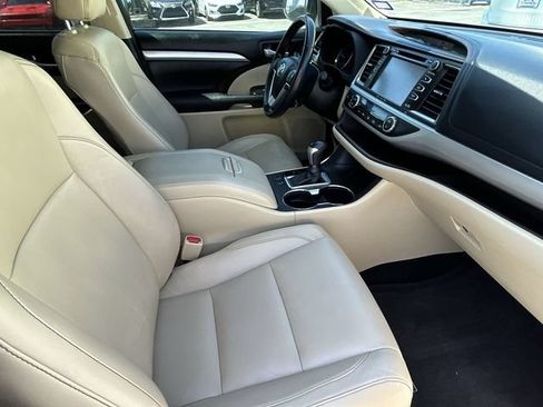 Used 2018 Toyota Highlander XLE FWD image 12
