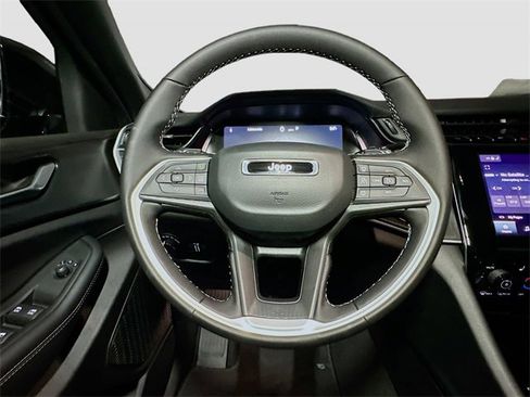 New 2025 Jeep Grand Cherokee Altitude image 7