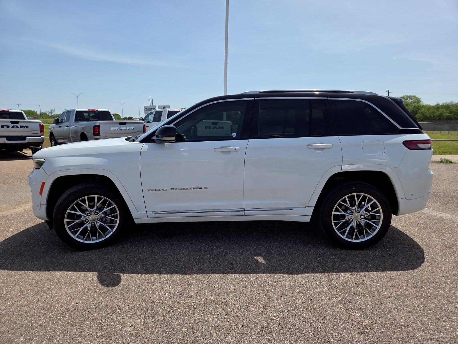 Used 2022 Jeep Grand Cherokee Summit RWD image 4