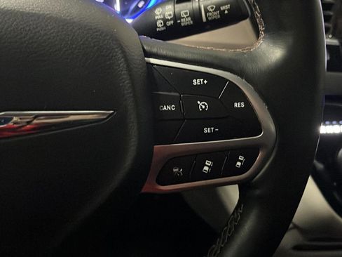 Used 2018 Chrysler Pacifica Touring-L Plus w/ Advanced Safetytec Group image 14