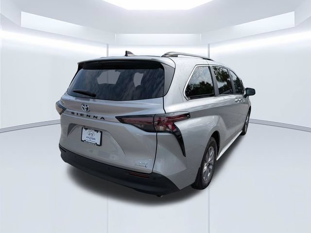 Used 2024 Toyota Sienna XLE FWD image 4