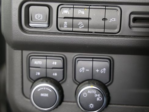 Used 2022 Chevrolet Tahoe Z71 image 12