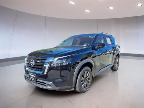 Used 2024 Nissan Pathfinder SV image 2