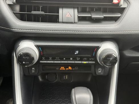 Used 2025 Toyota RAV4 XLE AWD/4WD image 18