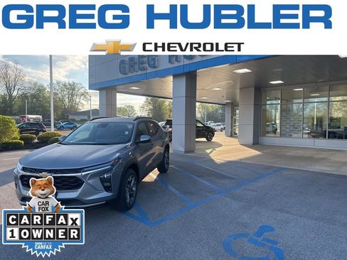 Used 2025 Chevrolet Trax LT FWD image 1
