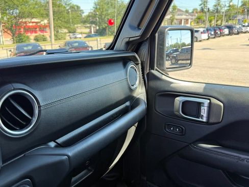 Used 2018 Jeep Wrangler Unlimited Sahara AWD/4WD image 22
