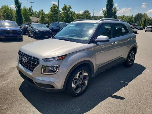 Used 2025 Hyundai Venue SEL FWD image 7