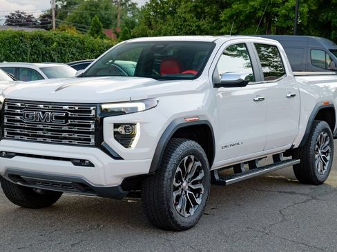 Used 2024 GMC Canyon Denali AWD/4WD image 3