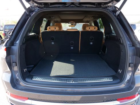 New 2025 Jeep Grand Cherokee Summit image 10