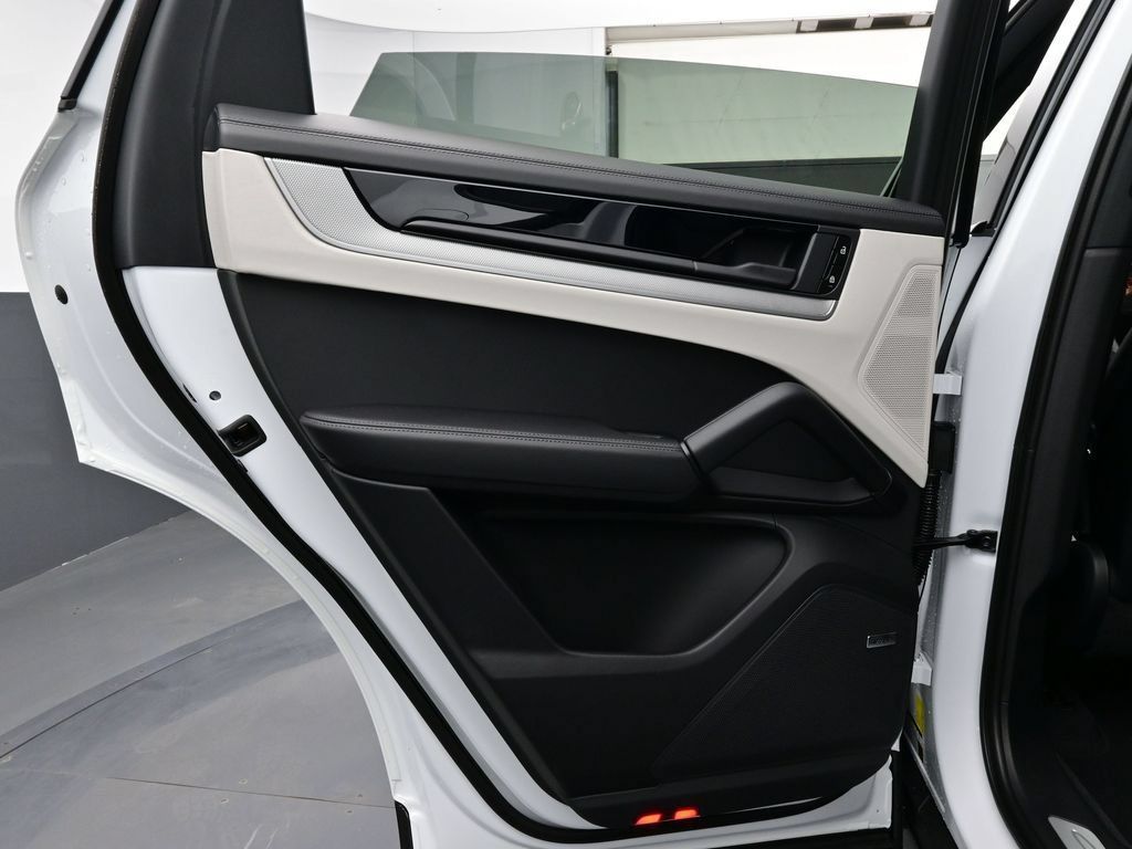 Certified 2025 Porsche Cayenne E-Hybrid AWD/4WD image 13
