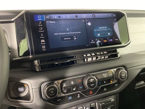 Used 2025 Jeep Wrangler Unlimited Sahara AWD/4WD image 28