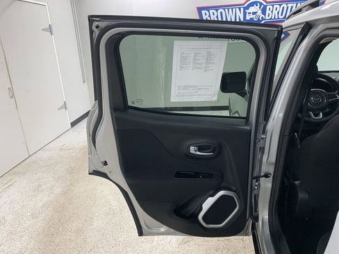 Used 2018 Jeep Renegade Latitude image 18