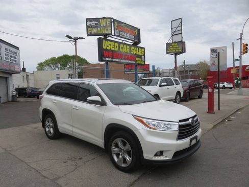 Used 2015 Toyota Highlander Limited w/ Driver Technology Package AWD/4WD image 3