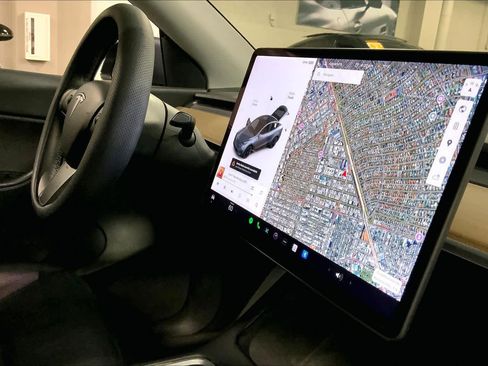 Used 2022 Tesla Model Y Long Range image 30