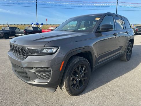 Used 2025 Jeep Grand Cherokee Altitude RWD image 1