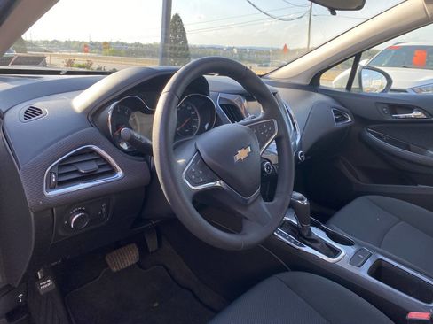 Used 2018 Chevrolet Cruze LT FWD image 10