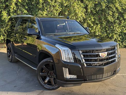 Used 2016 Cadillac Escalade ESV Luxury RWD image 2