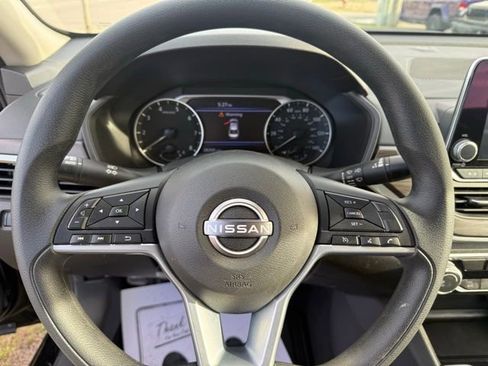 Used 2025 Nissan Altima 2.5 SV FWD image 13