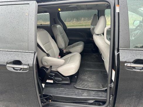 Used 2015 Toyota Sienna Limited Premium image 28