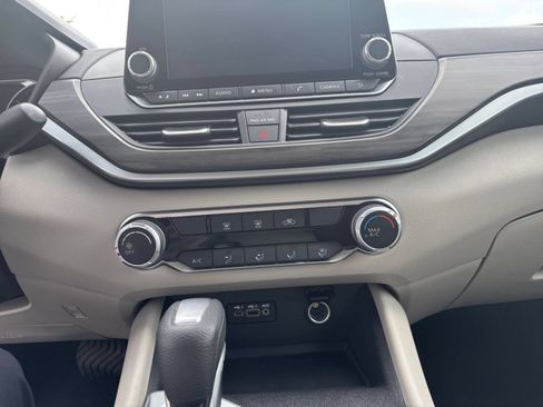 Used 2025 Nissan Altima 2.5 SV FWD image 14