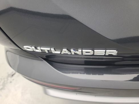 Used 2025 Mitsubishi Outlander SE image 12