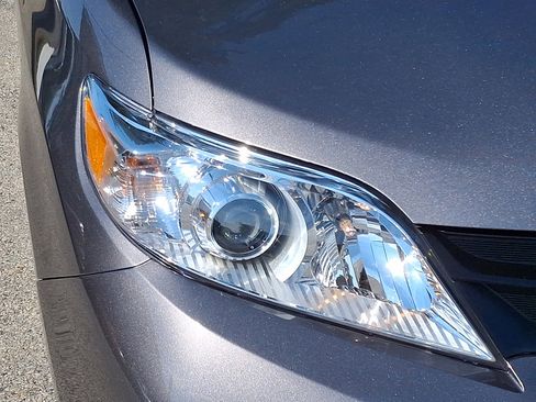 Used 2019 Toyota Sienna L image 9