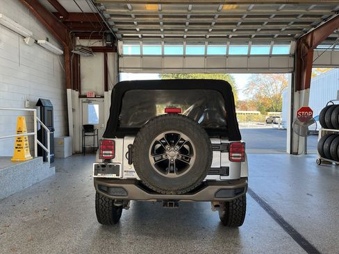 Used 2016 Jeep Wrangler Unlimited Sahara image 7