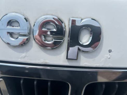Used 2013 Jeep Grand Cherokee Laredo AWD/4WD image 4
