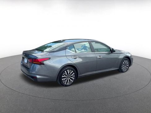 Used 2025 Nissan Altima 2.5 SV FWD image 12