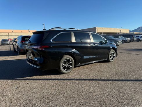 Used 2025 Toyota Sienna Platinum image 5