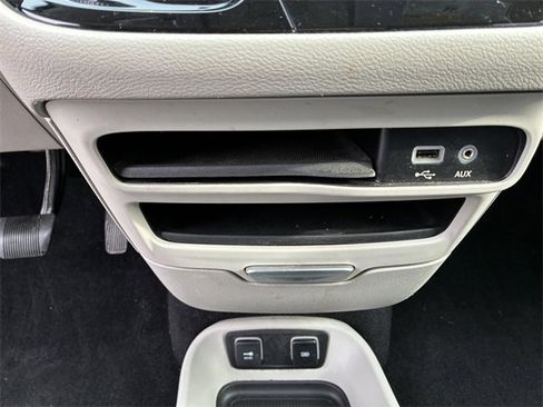 Used 2018 Chrysler Pacifica Touring-L image 29