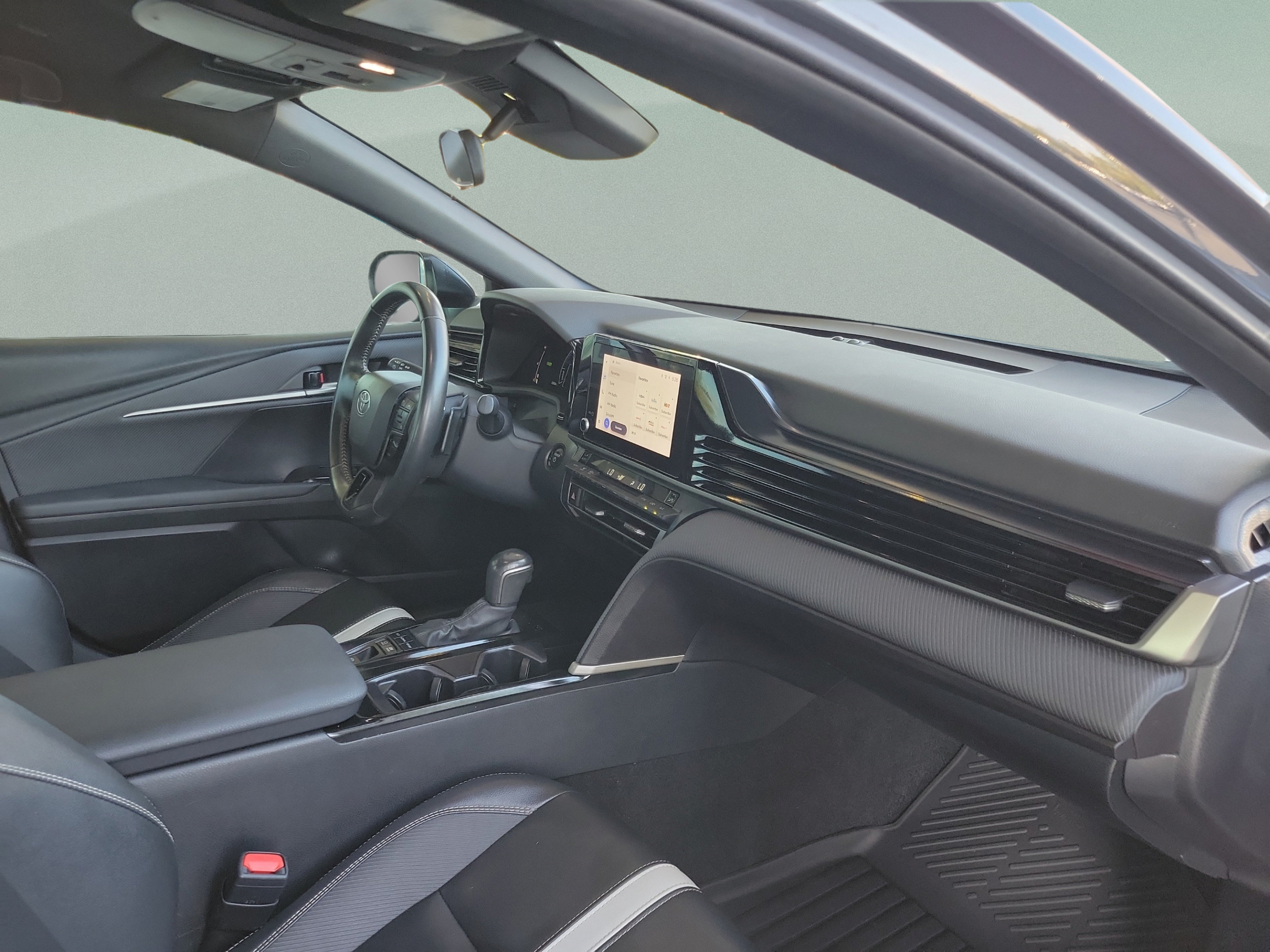 Used 2025 Toyota Camry SE FWD image 29