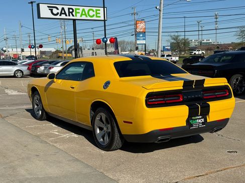 Used 2018 Dodge Challenger SXT w/ Driver Convenience Group image 9