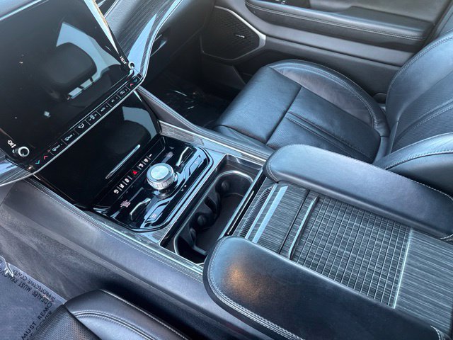 Used 2022 Jeep Wagoneer Series III AWD/4WD image 28