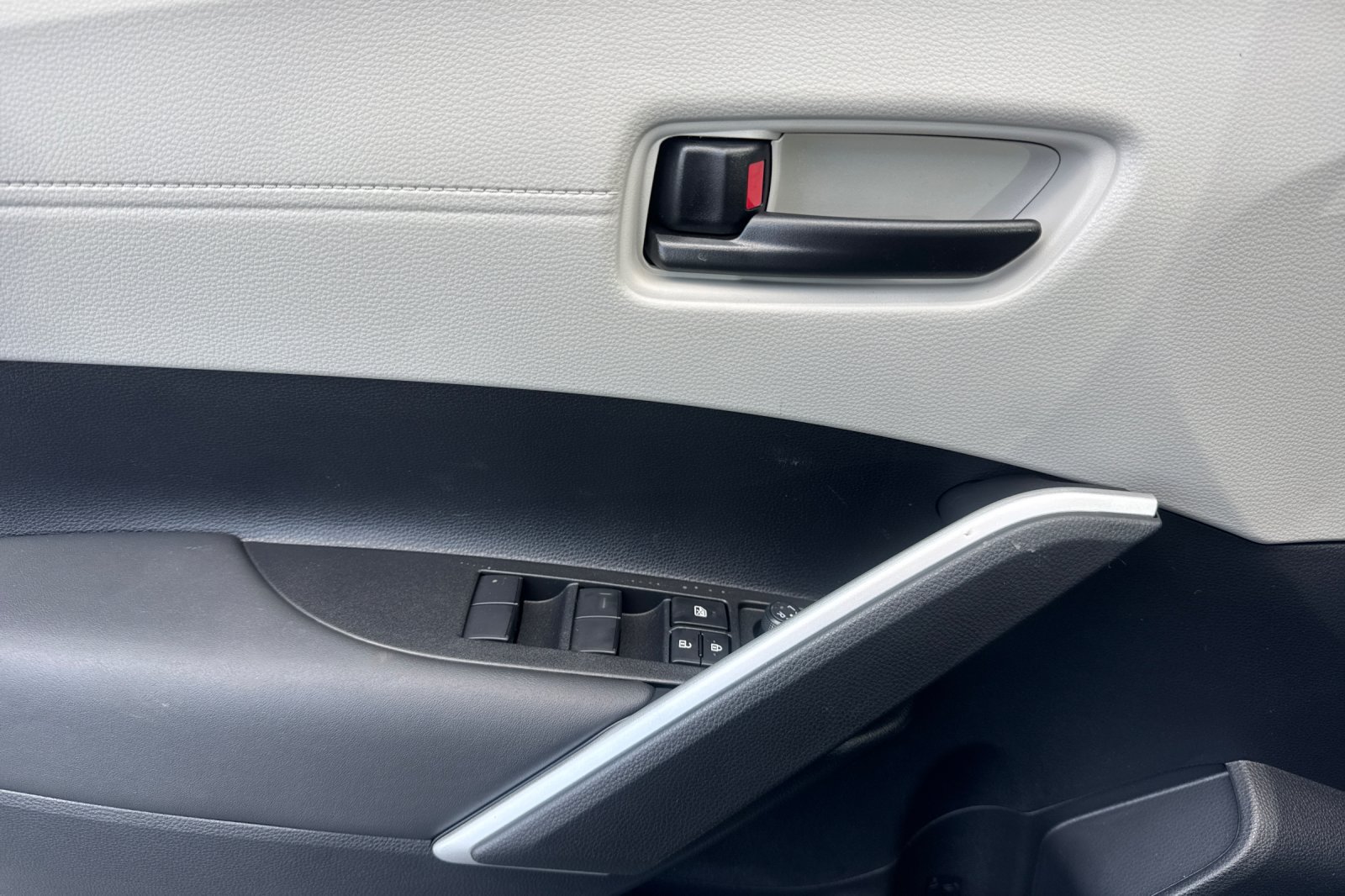 New 2026 Toyota Corolla Cross LE w/ Moonroof Package FWD image 13