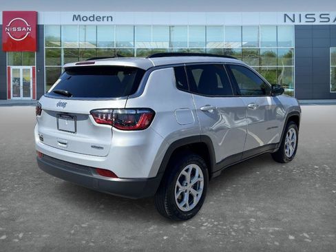 Used 2024 Jeep Compass Latitude AWD/4WD image 5