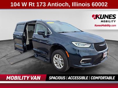 Used 2021 Chrysler Pacifica Touring-L w/ Uconnect Theater Family Group