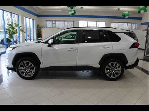 Used 2023 Toyota RAV4 XLE Premium image 8