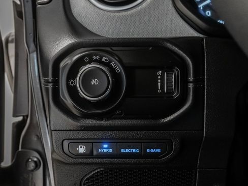 Used 2025 Jeep Wrangler Unlimited Sahara AWD/4WD image 13