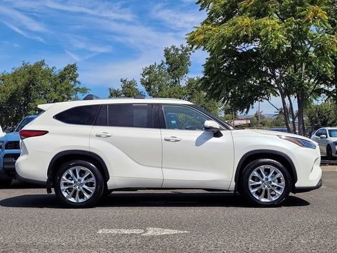 Certified 2021 Toyota Highlander Limited AWD/4WD image 5