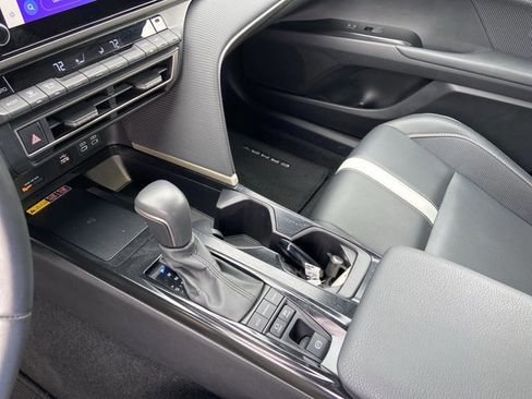 Used 2025 Toyota Camry SE image 38