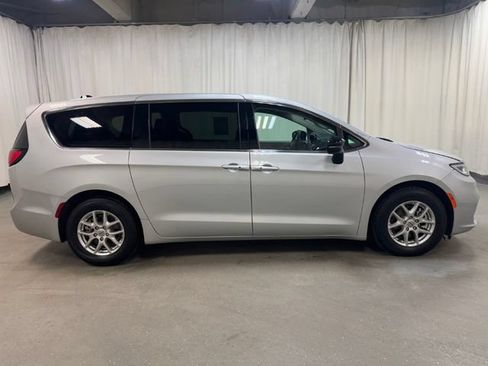 Used 2024 Chrysler Pacifica Touring-L FWD image 3