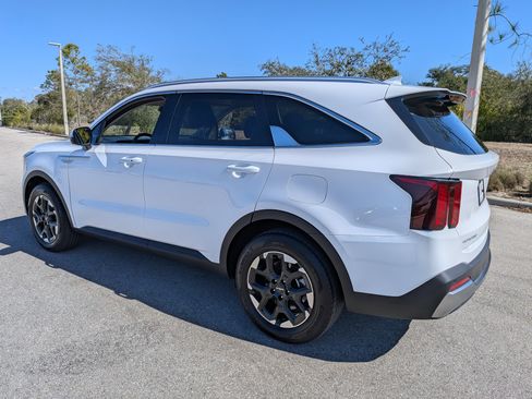 Certified 2025 Kia Sorento S image 8